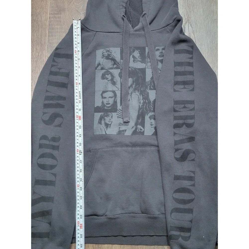 Taylor Swift The Eras‎ Tour Graphic Sweatshirt Pullover Quarter Zip Gray Size M